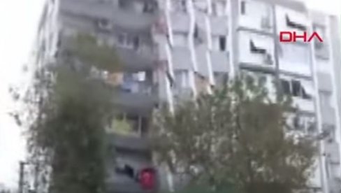 ZGRADA NESTALA U SEKUNDI: Jezivi snimak iz Turske, višespratnica se srušila kao da od kartona (VIDEO) ZGRADA NESTALA U SEKUNDI: Jezivi snimak iz Turske, višespratnica se srušila kao da od kartona (VIDEO)