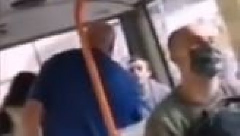 НЕМОЈ ДА ТИ ЛУПИМ ШАМАРЧИНУ! Шокантан снимак из београдске троле - младић одбио да стави маску, возач оштро реаговао (ВИДЕО) НЕМОЈ ДА ТИ ЛУПИМ ШАМАРЧИНУ! Шокантан снимак из београдске троле - младић одбио да стави маску, возач оштро реаговао (ВИДЕО)