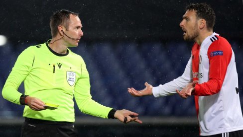 ZAŠTO TRI PENALA PROTIV NAS: U Fejnordu kivni na našeg arbitra Jovanovića nakon poraza u Ligi Evrope (1:4) ZAŠTO TRI PENALA PROTIV NAS: U Fejnordu kivni na našeg arbitra Jovanovića nakon poraza u Ligi Evrope (1:4)