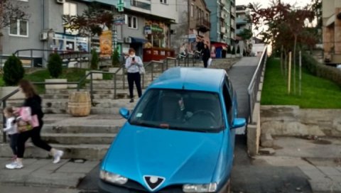 НИЗ СТЕПЕНИЦЕ КОЛИМА: Насилничко понашање у саобраћају у Крушевцу (ФОТО) НИЗ СТЕПЕНИЦЕ КОЛИМА: Насилничко понашање у саобраћају у Крушевцу (ФОТО)
