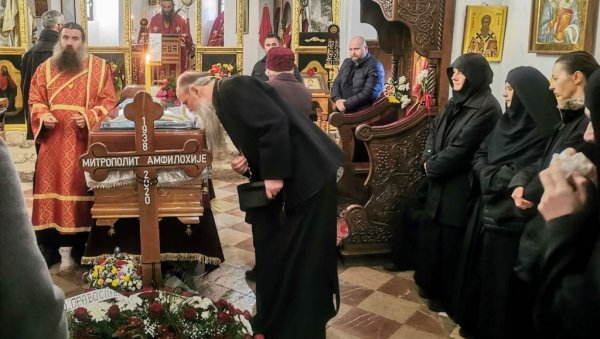 ПРОРОК МЕСИЈЕ ДОЧЕКАО ДА ИЗВЕДЕ СВОЈ НАРОД ИЗ РОПСТВА! Речи оца Гојка одзвањају Цетињским манастиром - Јоаникије служио помен (ФОТО) ПРОРОК МЕСИЈЕ ДОЧЕКАО ДА ИЗВЕДЕ СВОЈ НАРОД ИЗ РОПСТВА! Речи оца Гојка одзвањају Цетињским манастиром - Јоаникије служио помен (ФОТО)