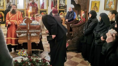 PROROK MESIJE DOČEKAO DA IZVEDE SVOJ NAROD IZ ROPSTVA! Reči oca Gojka odzvanjaju Cetinjskim manastirom - Joanikije služio pomen (FOTO) PROROK MESIJE DOČEKAO DA IZVEDE SVOJ NAROD IZ ROPSTVA! Reči oca Gojka odzvanjaju Cetinjskim manastirom - Joanikije služio pomen (FOTO)