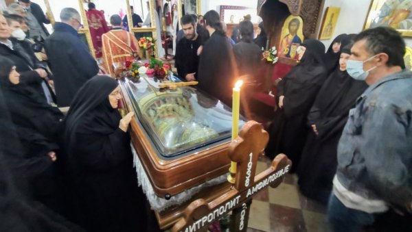 ПРИЗРЕНСКИ МОНАСИ ПОСВЕТИЛИ ТРОПАР ЗА МИТРОПОЛИТА: Амфилохије их посећивао и храбрио да истрају тамо где Срба готово и нема ПРИЗРЕНСКИ МОНАСИ ПОСВЕТИЛИ ТРОПАР ЗА МИТРОПОЛИТА: Амфилохије их посећивао и храбрио да истрају тамо где Срба готово и нема