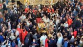 NOVOSTI U PODGORICI: Narod se poklonio svom voljenom Đedu, održano opelo mitropolitu Amfilohiju (FOTO/VIDEO) NOVOSTI U PODGORICI: Narod se poklonio svom voljenom Đedu, održano opelo mitropolitu Amfilohiju (FOTO/VIDEO)