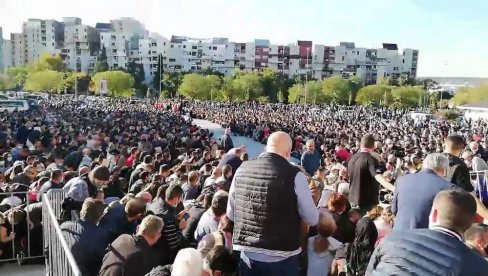 БИБЛИЈСКЕ СЦЕНЕ ЗА ИСТОРИЈУ: Хиљаде људи у Подгорици на коленима дочекало митрополита Амфилохија (ФОТО/ВИДЕО) БИБЛИЈСКЕ СЦЕНЕ ЗА ИСТОРИЈУ: Хиљаде људи у Подгорици на коленима дочекало митрополита Амфилохија (ФОТО/ВИДЕО)