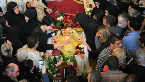 ЦРВЕНЕ РУЖЕ ЗА МИТРОПОЛИТА: Храм у Подгорици мали да прими велико Амфилохијево стадо - верници у сузама (ФОТО/ВИДЕО) ЦРВЕНЕ РУЖЕ ЗА МИТРОПОЛИТА: Храм у Подгорици мали да прими велико Амфилохијево стадо - верници у сузама (ФОТО/ВИДЕО)