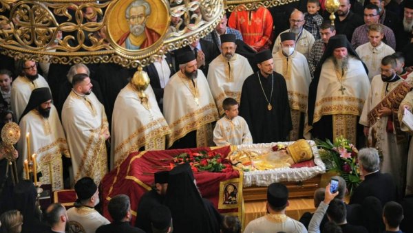 У 9 ЧАСОВА ПАТРИЈАРХ ИРИНЕЈ СЛУЖИ ЛИТУРГИЈУ: Реке народа у непрекидном мимоходу пролазиле целу ноћ, опраштајући се од свог Митрополита У 9 ЧАСОВА ПАТРИЈАРХ ИРИНЕЈ СЛУЖИ ЛИТУРГИЈУ: Реке народа у непрекидном мимоходу пролазиле целу ноћ, опраштајући се од свог Митрополита