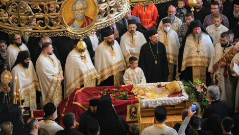 U 9 ČASOVA PATRIJARH IRINEJ SLUŽI LITURGIJU: Reke naroda u neprekidnom mimohodu prolazile celu noć, opraštajući se od svog Mitropolita U 9 ČASOVA PATRIJARH IRINEJ SLUŽI LITURGIJU: Reke naroda u neprekidnom mimohodu prolazile celu noć, opraštajući se od svog Mitropolita