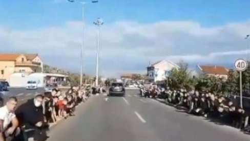 ЦРНА ГОРА НА КОЛЕНИМА ПРЕД АМФИЛОХИЈЕМ: Невероватан снимак опроштаја народа од свог пастира (ВИДЕО) ЦРНА ГОРА НА КОЛЕНИМА ПРЕД АМФИЛОХИЈЕМ: Невероватан снимак опроштаја народа од свог пастира (ВИДЕО)