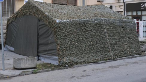 VOJSKA POSTAVLJA ŠATORE: Zaštita ispred Kovid ambulante u Kraljevu VOJSKA POSTAVLJA ŠATORE: Zaštita ispred Kovid ambulante u Kraljevu