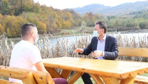 ВЕЛИКИ ПЛАНОВИ У ОПШТИНИ УГЉЕВИК: Василије Перић посетио Мезграју, гради се реплика куће Филипа Вишњића ВЕЛИКИ ПЛАНОВИ У ОПШТИНИ УГЉЕВИК: Василије Перић посетио Мезграју, гради се реплика куће Филипа Вишњића