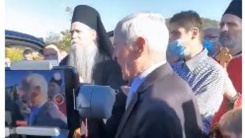 ТРЕНУТАК КАДА ЈЕ АМФИЛОХИЈЕ ИСПРАЋЕН СА ЦЕТИЊА: Јоаникије стоји мирно, а човек поред њега лелече (ВИДЕО) ТРЕНУТАК КАДА ЈЕ АМФИЛОХИЈЕ ИСПРАЋЕН СА ЦЕТИЊА: Јоаникије стоји мирно, а човек поред њега лелече (ВИДЕО)
