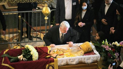 ZDRAVKO KRIVOKAPIĆ STIGAO NA LITURGIJU: Vidno potrešen se zadržao nad odrom Mitropolita (FOTO) ZDRAVKO KRIVOKAPIĆ STIGAO NA LITURGIJU: Vidno potrešen se zadržao nad odrom Mitropolita (FOTO)
