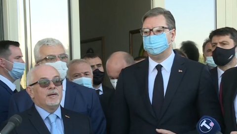 ПРЕДСЕДНИК ВУЧИЋ ОБИШАО СРПСКУ КУЋУ: Улагаћемо још више, срећан сам због свега што овде видим (ФОТО/ВИДЕО) ПРЕДСЕДНИК ВУЧИЋ ОБИШАО СРПСКУ КУЋУ: Улагаћемо још више, срећан сам због свега што овде видим (ФОТО/ВИДЕО)