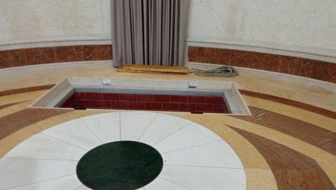 ОВДЕ ЋЕ ПОЧИВАТИ АМФИЛОХИЈЕ: Припремљена гробница за митрополита у храму у Подгорици (ФОТО) ОВДЕ ЋЕ ПОЧИВАТИ АМФИЛОХИЈЕ: Припремљена гробница за митрополита у храму у Подгорици (ФОТО)