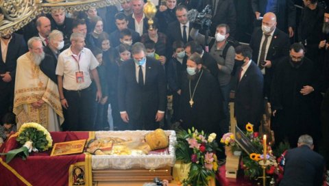 ВУЧИЋ СТИГАО У ХРАМ У ПОДГОРИЦИ: Председник Србије над одром Амфилохија одао последњу пошту (ФОТО) ВУЧИЋ СТИГАО У ХРАМ У ПОДГОРИЦИ: Председник Србије над одром Амфилохија одао последњу пошту (ФОТО)