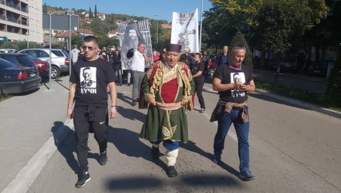 КУЧИ СТИГЛИ ДА ИСПРАТЕ ЂЕДА: У крсном ходу пешачили двадесет километара до вечног коначишта митрополита Амфилохија (ФОТО/ВИДЕО) КУЧИ СТИГЛИ ДА ИСПРАТЕ ЂЕДА: У крсном ходу пешачили двадесет километара до вечног коначишта митрополита Амфилохија (ФОТО/ВИДЕО)