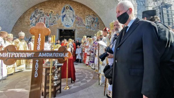 СТИГАО МАТИЈА БЕЋКОВИЋ: Стоји поред ковчега митрополита Амфилохија (ФОТО) СТИГАО МАТИЈА БЕЋКОВИЋ: Стоји поред ковчега митрополита Амфилохија (ФОТО)