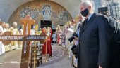 СТИГАО МАТИЈА БЕЋКОВИЋ: Стоји поред ковчега митрополита Амфилохија (ФОТО) СТИГАО МАТИЈА БЕЋКОВИЋ: Стоји поред ковчега митрополита Амфилохија (ФОТО)