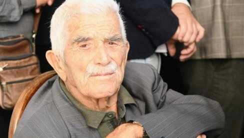 IZGUBISMO VLADIKU, POMIRITELJA NARODA: Svetozar iz Kuča ima 95 godina - pešice je prešao 12 kilometara da isprati Đeda (FOTO) IZGUBISMO VLADIKU, POMIRITELJA NARODA: Svetozar iz Kuča ima 95 godina - pešice je prešao 12 kilometara da isprati Đeda (FOTO)
