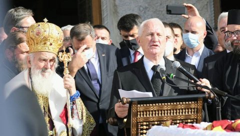 ДОДИК ПЛАЧЕ ДОК БЕЋКОВИЋ ГОВОРИ: Речи великог српског песника одјекују Подгорицом (ФОТО) ДОДИК ПЛАЧЕ ДОК БЕЋКОВИЋ ГОВОРИ: Речи великог српског песника одјекују Подгорицом (ФОТО)