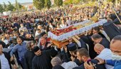 САХРАЊЕН МИТРОПОЛИТ АМФИЛОХИЈЕ: Народ се опростио уз речи Не дамо светиње! (ФОТО/ВИДЕО) САХРАЊЕН МИТРОПОЛИТ АМФИЛОХИЈЕ: Народ се опростио уз речи Не дамо светиње! (ФОТО/ВИДЕО)