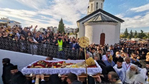 НАЈВЕЋА ЈЕ ЖАЛОСТ ЗА БРАТОМ: Овако се сестра опростила од Амфилохија (ФОТО) НАЈВЕЋА ЈЕ ЖАЛОСТ ЗА БРАТОМ: Овако се сестра опростила од Амфилохија (ФОТО)