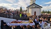 НАЈВЕЋА ЈЕ ЖАЛОСТ ЗА БРАТОМ: Овако се сестра опростила од Амфилохија (ФОТО) НАЈВЕЋА ЈЕ ЖАЛОСТ ЗА БРАТОМ: Овако се сестра опростила од Амфилохија (ФОТО)