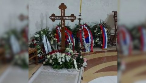 ЈОШ УВЕК СУ НА ГРОБУ МИТРОПОЛИТА: Погледајте шта се дешава након што се народ разишао (ВИДЕО) ЈОШ УВЕК СУ НА ГРОБУ МИТРОПОЛИТА: Погледајте шта се дешава након што се народ разишао (ВИДЕО)