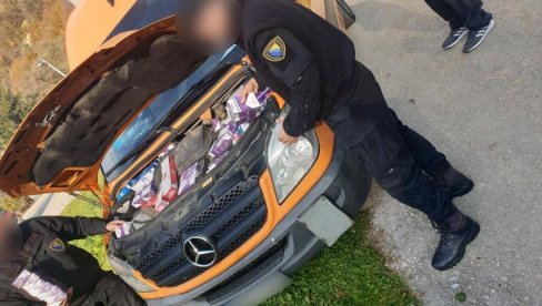 TREBINJAC „ADAPTIRAO“ KOMBI ZA KRIJUMČARENJE CIGARETA: “Pao” sa 8.210 paklica kod Konjica (FOTO) TREBINJAC „ADAPTIRAO“ KOMBI ZA KRIJUMČARENJE CIGARETA: “Pao” sa 8.210 paklica kod Konjica (FOTO)