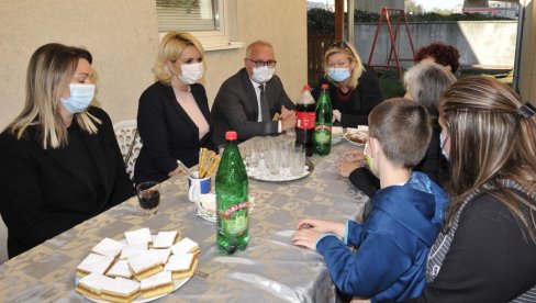 ПОДРШКА ГРАДА И ВЛАДЕ НЕМЕРЉИВА: Две деценије Сигурне куће у Београду ПОДРШКА ГРАДА И ВЛАДЕ НЕМЕРЉИВА: Две деценије Сигурне куће у Београду