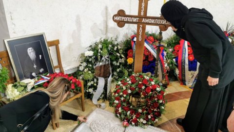 ЕМОТИВНЕ СЦЕНЕ: Освануло јутро након сахране Амфилохија, монахиње љубе крст и клече на гробу Митрополита (ФОТО/ВИДЕО) ЕМОТИВНЕ СЦЕНЕ: Освануло јутро након сахране Амфилохија, монахиње љубе крст и клече на гробу Митрополита (ФОТО/ВИДЕО)