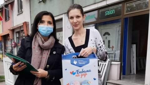 БЕБАМА НА ДАР: Почела подела поклона за бебе рођене у јуну и мају БЕБАМА НА ДАР: Почела подела поклона за бебе рођене у јуну и мају