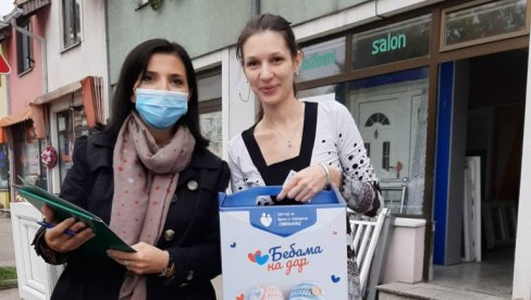 BEBAMA NA DAR: Počela podela poklona za bebe rođene u junu i maju BEBAMA NA DAR: Počela podela poklona za bebe rođene u junu i maju