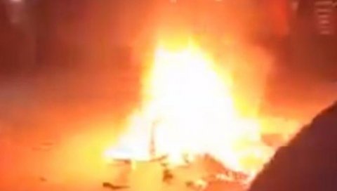 (УЗНЕМИРУЈУЋИ ВИДЕО) БИБЛИОТЕКАР ПРЕБИЈЕН, ПА СПАЉЕН НА АУТОПУТУ: Зликовци гледали и додавали бензин! (УЗНЕМИРУЈУЋИ ВИДЕО) БИБЛИОТЕКАР ПРЕБИЈЕН, ПА СПАЉЕН НА АУТОПУТУ: Зликовци гледали и додавали бензин!