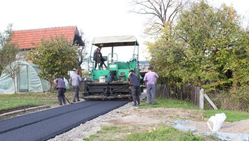 ОД ШКОЛЕ И ЦРКВЕ ДО АСФАЛТА: Општина Угљевик само у Богутово село улаже пола милиона КМ ОД ШКОЛЕ И ЦРКВЕ ДО АСФАЛТА: Општина Угљевик само у Богутово село улаже пола милиона КМ