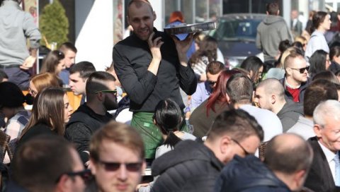 КАФИЋИ ПОД КЉУЧ, РАДНИЦИ НА БИРО!: Угоститељство и туризам у Републици Српској у великом проблему због епидемије КАФИЋИ ПОД КЉУЧ, РАДНИЦИ НА БИРО!: Угоститељство и туризам у Републици Српској у великом проблему због епидемије