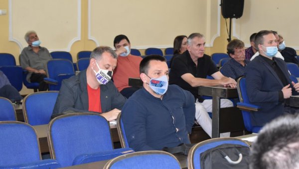 НОСЕ МАСКЕ КАО РЕКЛАМЕ, А ЉУТИ ИХ ПОРУКА СА МАЈИЦЕ: Поједини одборници у Кикинди схватили лично упозорење са дуксерице службеника НОСЕ МАСКЕ КАО РЕКЛАМЕ, А ЉУТИ ИХ ПОРУКА СА МАЈИЦЕ: Поједини одборници у Кикинди схватили лично упозорење са дуксерице службеника