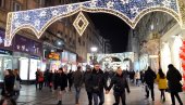 СЈАЈ УКРАСА ДО СРЕДИНЕ ДЕЦЕМБРА: Почело постављање новогодишње декорације СЈАЈ УКРАСА ДО СРЕДИНЕ ДЕЦЕМБРА: Почело постављање новогодишње декорације