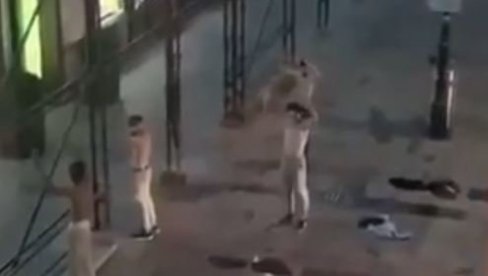ТЕРОРИСТИ СЕ ПРЕДАЛИ ПОЛИЦИЈИ? Скинули су их до паса, руке подигли у ваздух (ВИДЕО) ТЕРОРИСТИ СЕ ПРЕДАЛИ ПОЛИЦИЈИ? Скинули су их до паса, руке подигли у ваздух (ВИДЕО)