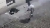 СТРАВИЧАН СНИМАК ИЗ БЕЧА: Терориста рањава младића, а онда га оверава (УЗНЕМИРУЈУЋИ ВИДЕО) СТРАВИЧАН СНИМАК ИЗ БЕЧА: Терориста рањава младића, а онда га оверава (УЗНЕМИРУЈУЋИ ВИДЕО)