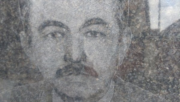 БОЕМ ЗА ПАМЋЕЊЕ: Лозничанин о којем не бледи слика ни годинама после смрти БОЕМ ЗА ПАМЋЕЊЕ: Лозничанин о којем не бледи слика ни годинама после смрти