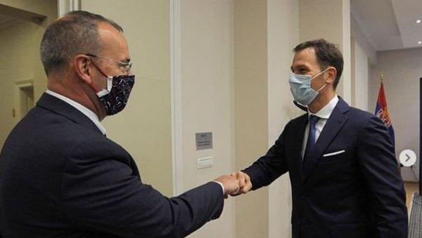МИНИСТАР МАЛИ САСТАО СЕ СА АМБАСАДОРОМ САД Годфри: Србија најбоље реаговала од свих земаља у региону по питању економије МИНИСТАР МАЛИ САСТАО СЕ СА АМБАСАДОРОМ САД Годфри: Србија најбоље реаговала од свих земаља у региону по питању економије
