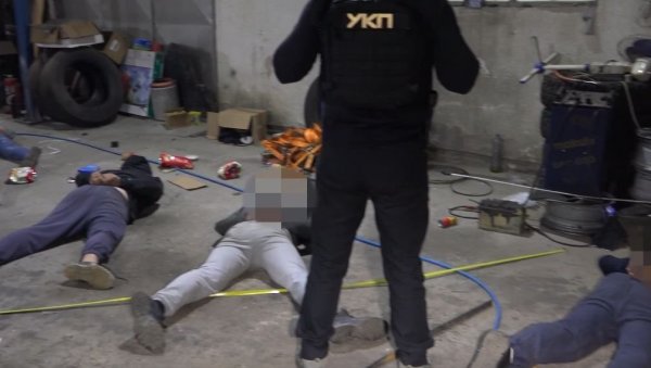 ЗАПЛЕЊЕНО 628 КГ СКАНКА У АРАНЂЕЛОВЦУ: Ухапшени дилери, Вулин каже да се рат с мафијом води без компромиса (ВИДЕО) ЗАПЛЕЊЕНО 628 КГ СКАНКА У АРАНЂЕЛОВЦУ: Ухапшени дилери, Вулин каже да се рат с мафијом води без компромиса (ВИДЕО)