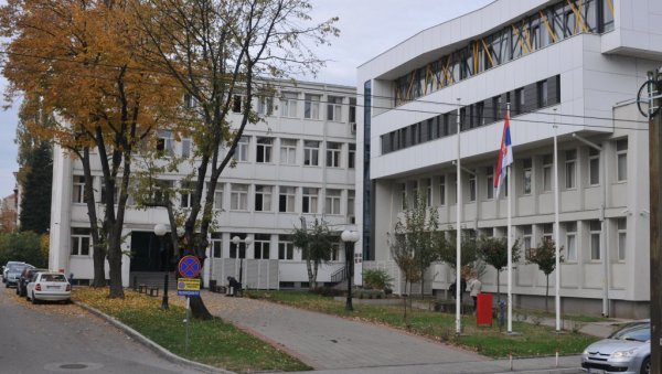 НА АУТО-ПУТУ УСМРТИО ПЕТ ОСОБА? Возачу камиона из Краљева померено суђење за 26. април НА АУТО-ПУТУ УСМРТИО ПЕТ ОСОБА? Возачу камиона из Краљева померено суђење за 26. април
