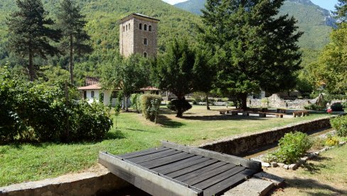 ZARAZA U SESTRINSTVU: Pet monahinja iz Pećke Patrijaršije pozitivno na kovid-19 ZARAZA U SESTRINSTVU: Pet monahinja iz Pećke Patrijaršije pozitivno na kovid-19