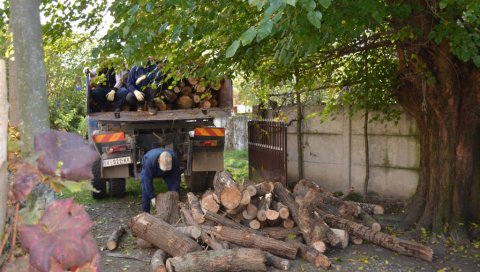 ОГРЕВ СОЦИЈАЛНО УГРОЖЕНИМ ПОРОДИЦАМА У СВИЛАЈНЦУ ОГРЕВ СОЦИЈАЛНО УГРОЖЕНИМ ПОРОДИЦАМА У СВИЛАЈНЦУ