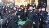 BIBER SPREJEM NA STUDENTE: Učenici blokirali školu, intervenisala policija (VIDEO) BIBER SPREJEM NA STUDENTE: Učenici blokirali školu, intervenisala policija (VIDEO)