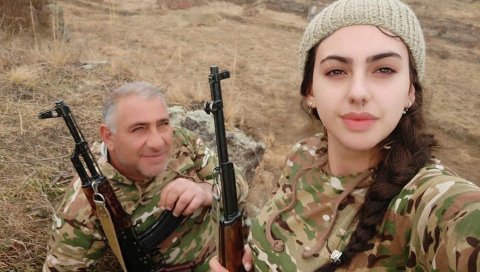 НА ПРВОЈ ЛИНИЈИ: Отац и ћерка заједно на ратишту у Карабаху (ФОТО) НА ПРВОЈ ЛИНИЈИ: Отац и ћерка заједно на ратишту у Карабаху (ФОТО)