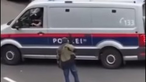СНИМАК ПРИВОЂЕЊА ТЕРОРИСТЕ У ЛИНЦУ: Ухапшен монструм повезан са нападом у Бечу (ВИДЕО) СНИМАК ПРИВОЂЕЊА ТЕРОРИСТЕ У ЛИНЦУ: Ухапшен монструм повезан са нападом у Бечу (ВИДЕО)